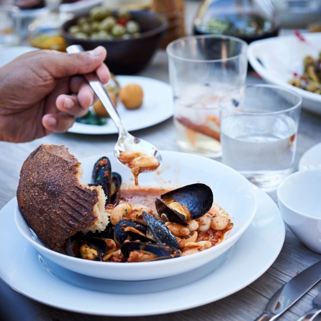 How to Make Spanish-Style Mussels