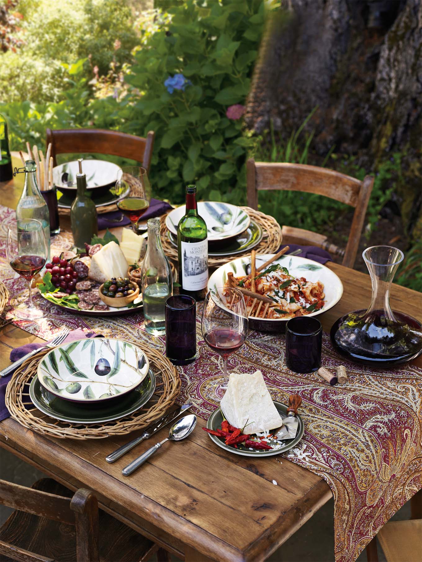 Загородная еда. Красивая сервировка стола. Сервировка стола на природе. Красиво сервированный стол. Накрыть праздничный стол.