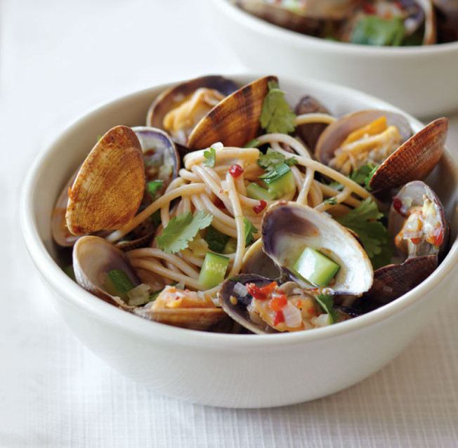 Spaghetti With Asian-Flavored Clams and Zucchini