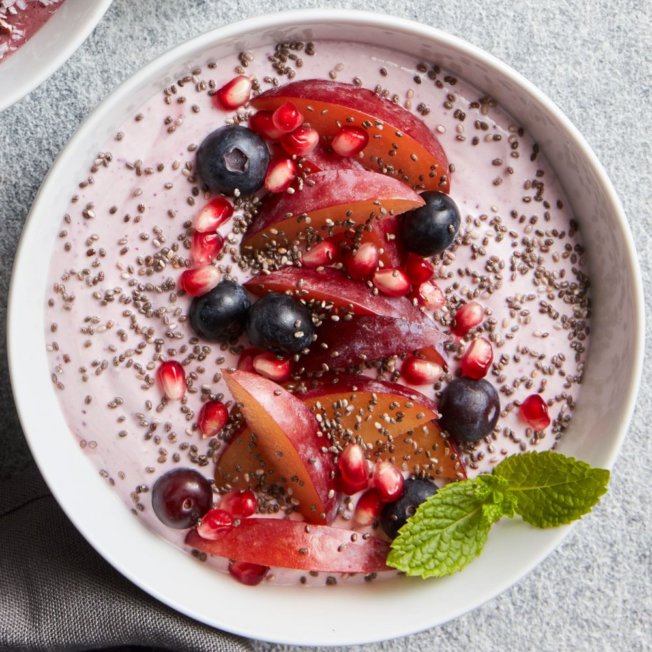 mixed-fruit-smoothie-bowl-with-chia-seeds